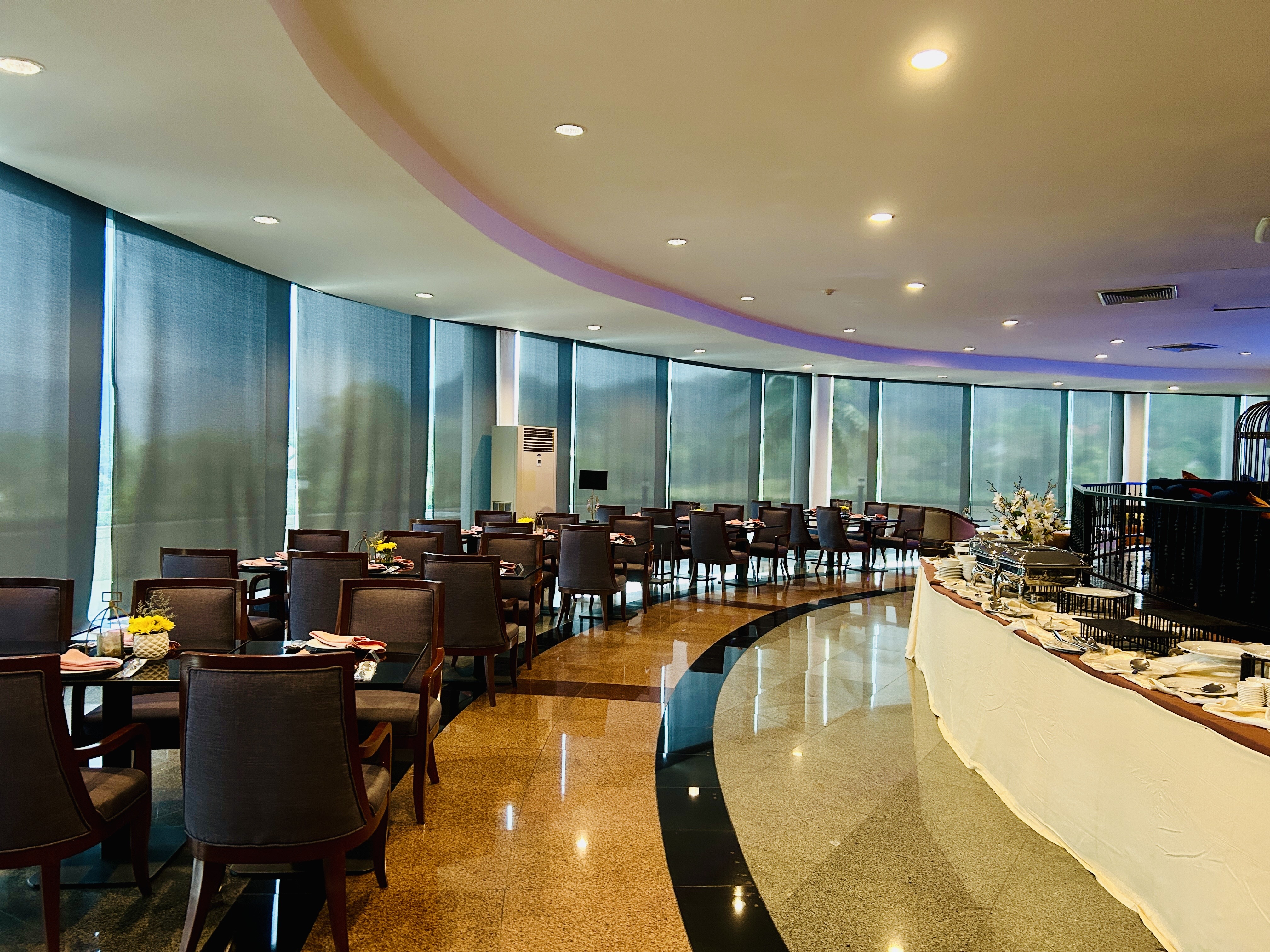 Outlets & Dining
